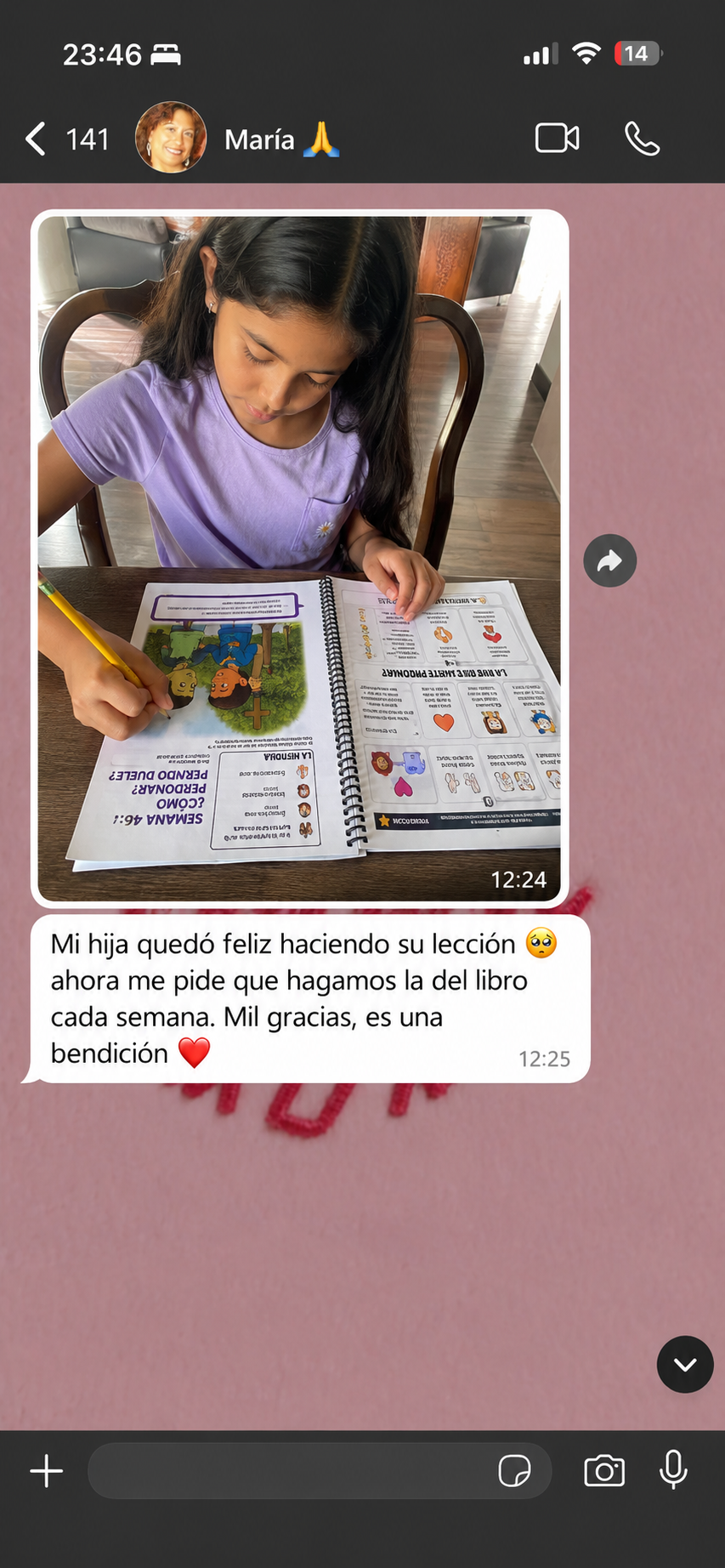 Mensaje de WhatsApp de una mamá mostrando a su hija con el cuaderno